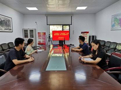 图片包含 室内, 餐桌, 笔记本电脑, 墙壁描述已自动生成